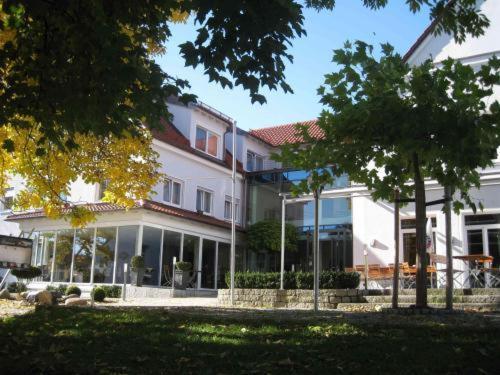 Gruener Baum Garni Hotel Krumbach Logo billede